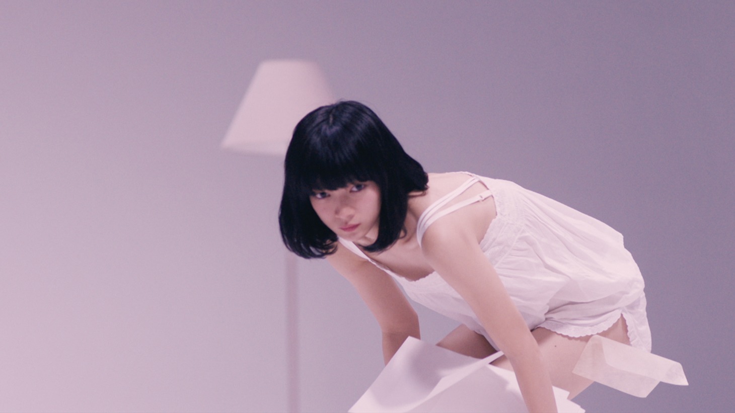 さユり「フラレガイガール」MVのワンシーン。