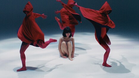 さユり「フラレガイガール」MVのワンシーン。