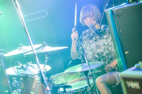 岸波藍(Dr, Cho)(撮影:ハブ)