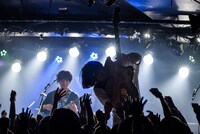 タナカ・ターナ（G, Cho）（撮影：ハブ）