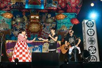 「夏色」で乱入したオカ柳徹子（左）とゆずの2人。