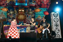 「夏色」で乱入したオカ柳徹子（左）とゆずの2人。