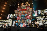 「栄光の架橋」をセッションするゆずと「めちゃイケ」レギュラー陣。