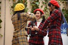 左から神岡実希、星里奈、阿部かれん。