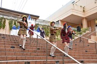 ファンにチョコをプレゼントするハコイリ▽ムスメ。