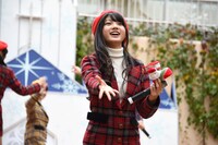 ファンにチョコをプレゼントする阿部かれん。