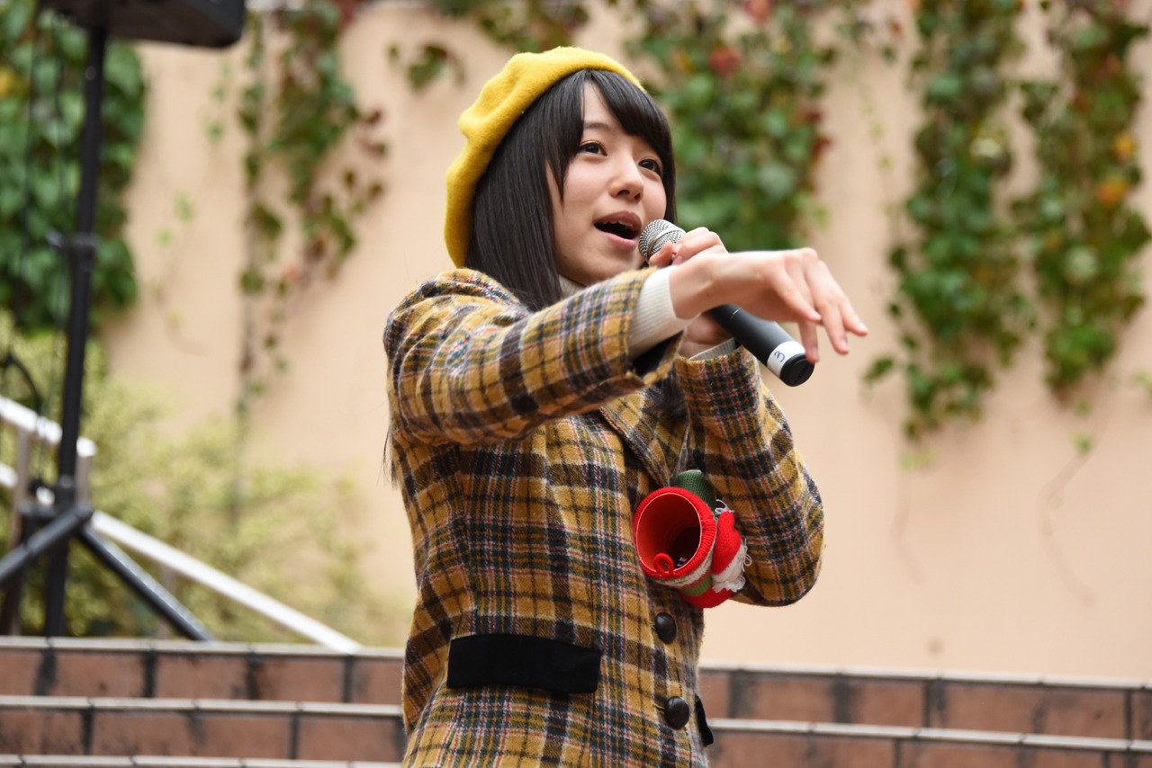 ファンにチョコをプレゼントする神岡実希。