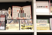 TOWERminiダイバーシティ東京 プラザ店のアイドルコーナーに飾られた鉄戸美桜のメッセージカード。
