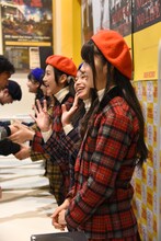 ファンとのふれあいを楽しむハコイリ▽ムスメ。