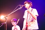 左から藤原寛(B, Cho / AL)、マッシュ(Vo, G)。(Photo by Tetsuya Yamakawa)