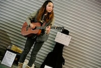 玉手初美の路上ライブの様子。