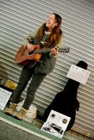 玉手初美の路上ライブの様子。