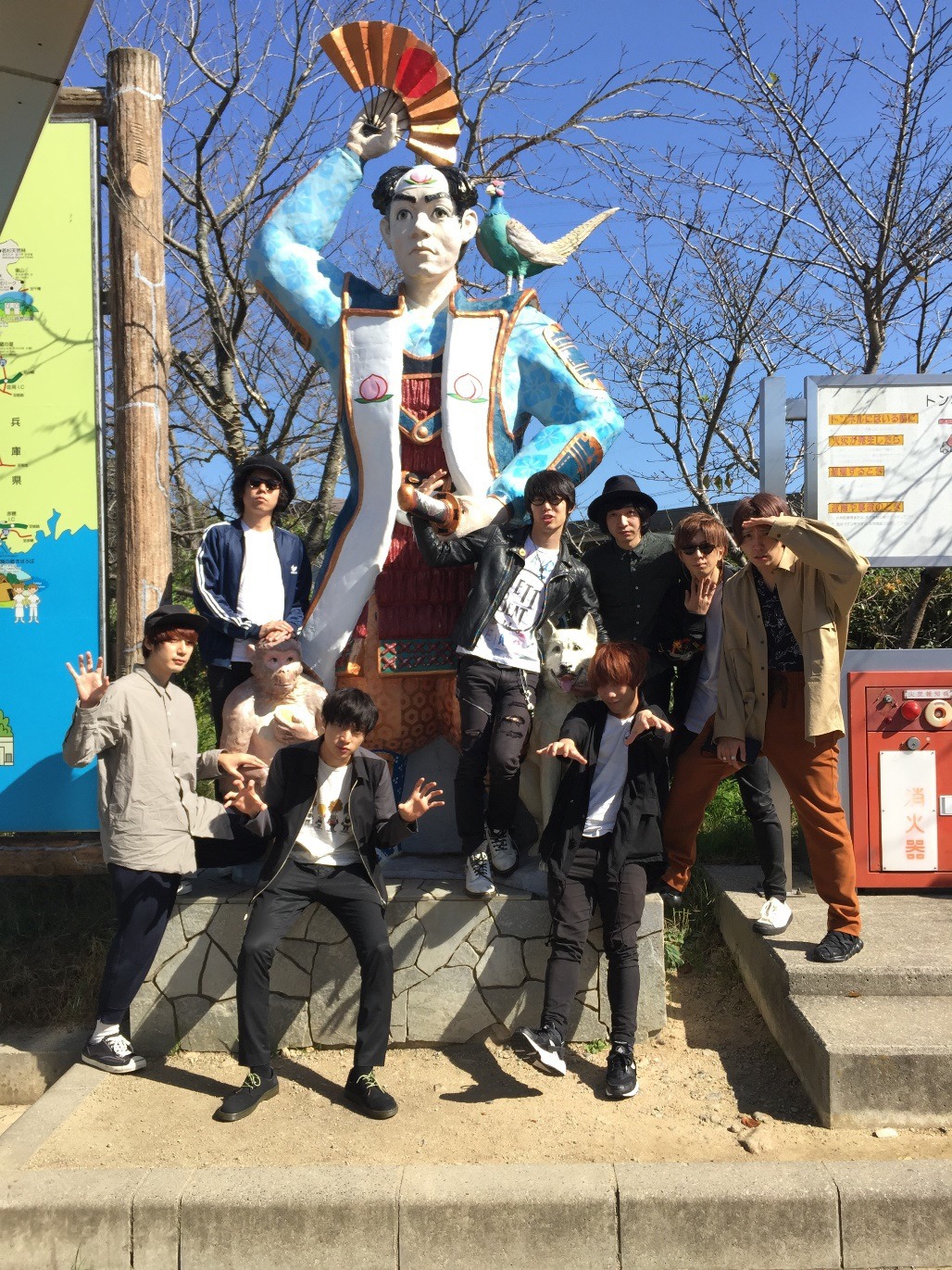 THE BAWDIESとgo!go!vanillasの全国ツアー「Rockin' Zombies Tour 2016」のオフショット。