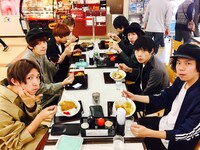 THE BAWDIESとgo!go!vanillasの全国ツアー「Rockin' Zombies Tour 2016」のオフショット。