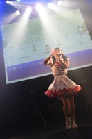 山崎みいわによるソロ曲「ポルカドットのumbrella」歌唱の様子。