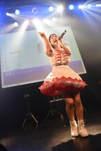 山崎みいわによるソロ曲「ポルカドットのumbrella」歌唱の様子。
