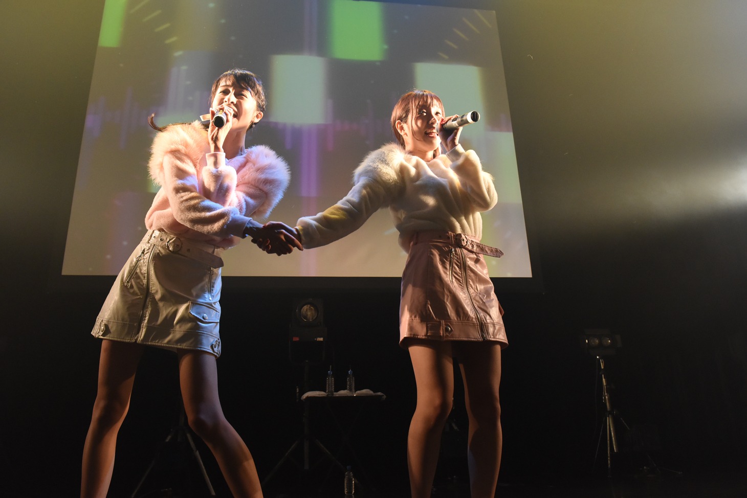四島早紀、ののこによるユニット曲「NONSTOP☆DISCOTHEQUE」歌唱の様子。