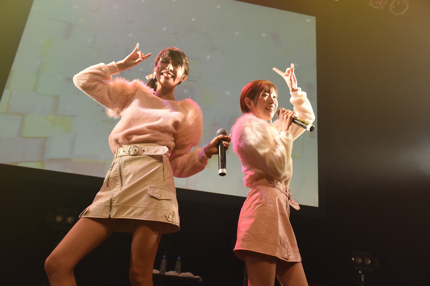 四島早紀、ののこによるユニット曲「NONSTOP☆DISCOTHEQUE」歌唱の様子。