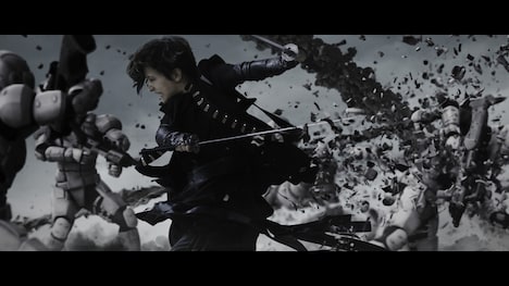 L'Arc-en-Ciel「Don't be Afraid」ミュージックビデオのワンシーン。