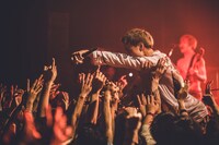 NOISEMAKERのライブの様子。（Photo by Shumpei Kato）