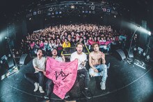 NOISEMAKERとファンの集合写真。（Photo by Shumpei Kato）