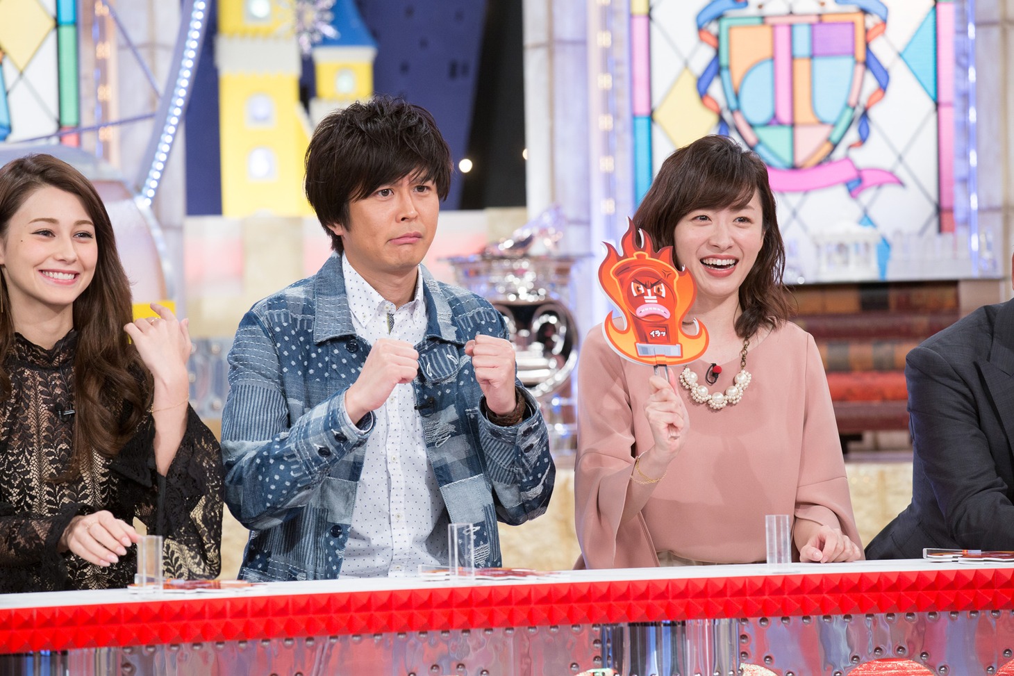 左からダレノガレ明美、水沢駿、黛英里佳。 (c)読売テレビ