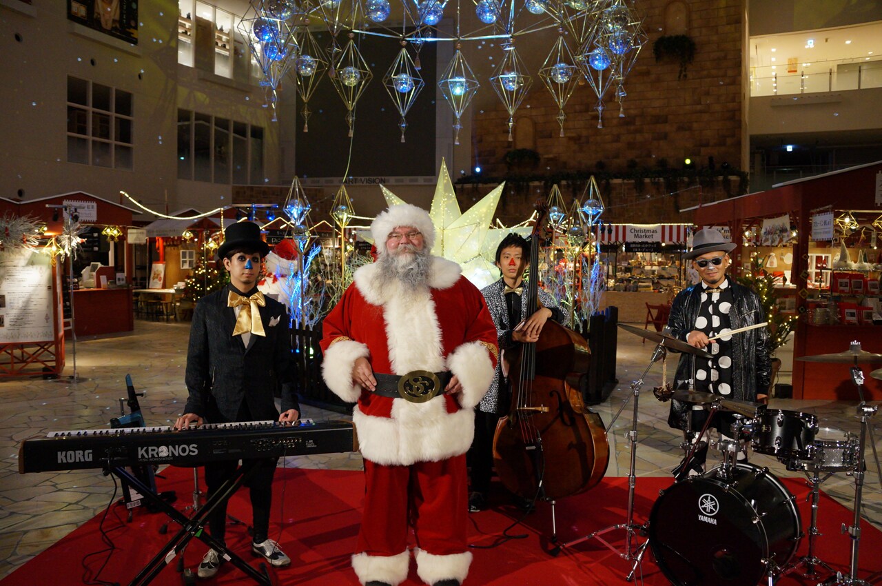 大阪・阪急百貨店うめだ本店で行われた「光のヒンメリと北欧クリスマスマーケット2016」点灯式の様子。（Photo by Kazumasa Urakawa）