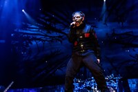 「KNOTFEST JAPAN 2016」より、Slipknotのパフォーマンスの様子。 (c)KNOTFEST