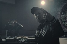 サイプレス上野とロベルト吉野「GET READY」ミュージックビデオのワンシーン。（写真提供：新日本プロレスリング）