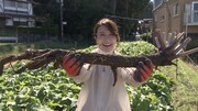 堀川ごぼうを収穫してうれしそうなMay J.。(c)読売テレビ