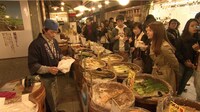 錦市場で食べ歩くMay J.。(c)読売テレビ