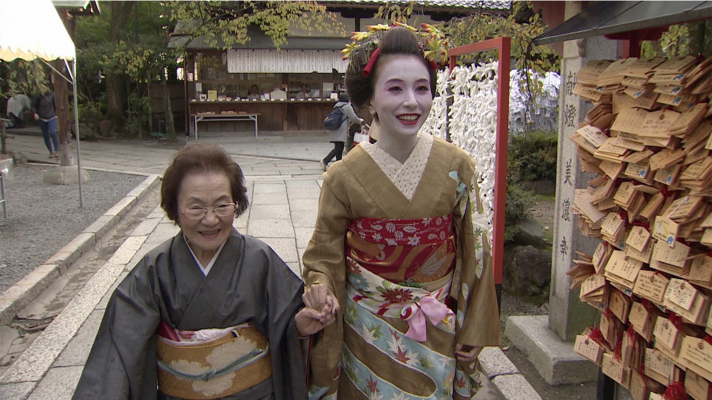 舞妓に変身したMay J.（右）。(c)読売テレビ