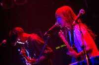 左から直人（G, Cho）、mick（Vo, G, Piano）。（Photo by Junpei Hiyoshi）