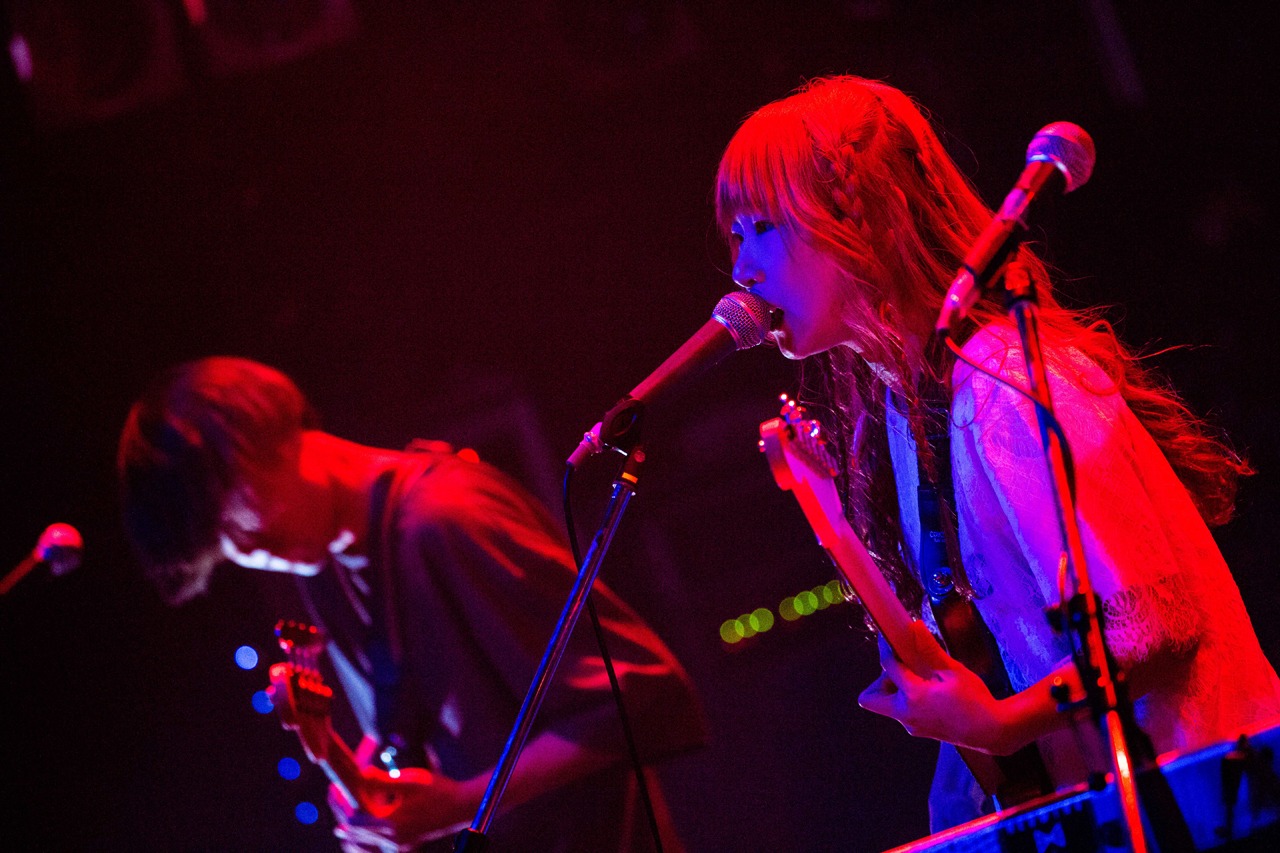 左から直人（G, Cho）、mick（Vo, G, Piano）。（Photo by Junpei Hiyoshi）