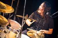 アサケン（Dr, Cho）（Photo by Junpei Hiyoshi）