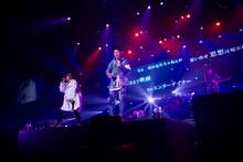 日本ガイシホールでコラボレーションするAK-69（左）とTAKUYA∞（右）。