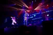 日本ガイシホールでコラボレーションするAK-69（左）とTAKUYA∞（右）。