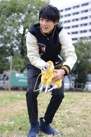 「次ナルTV-G」MCのユースケ（超特急）。(c)フジテレビ