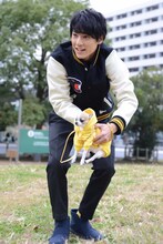 「次ナルTV-G」MCのユースケ（超特急）。(c)フジテレビ