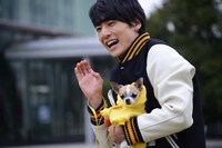 「次ナルTV-G」MCのユースケ（超特急）。(c)フジテレビ