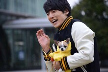 「次ナルTV-G」MCのユースケ（超特急）。(c)フジテレビ