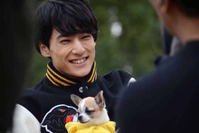 「次ナルTV-G」MCのユースケ（超特急）。(c)フジテレビ