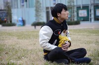 「次ナルTV-G」MCのユースケ（超特急）。(c)フジテレビ