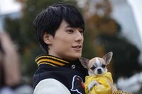 「次ナルTV-G」MCのユースケ（超特急）。(c)フジテレビ