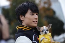 「次ナルTV-G」MCのユースケ（超特急）。(c)フジテレビ