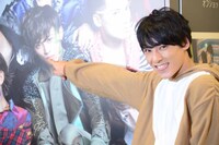 タクヤを指さすユースケ。