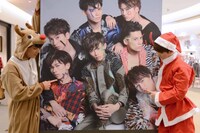 リョウガを指さすユースケと、タカシを指さすユーキ。