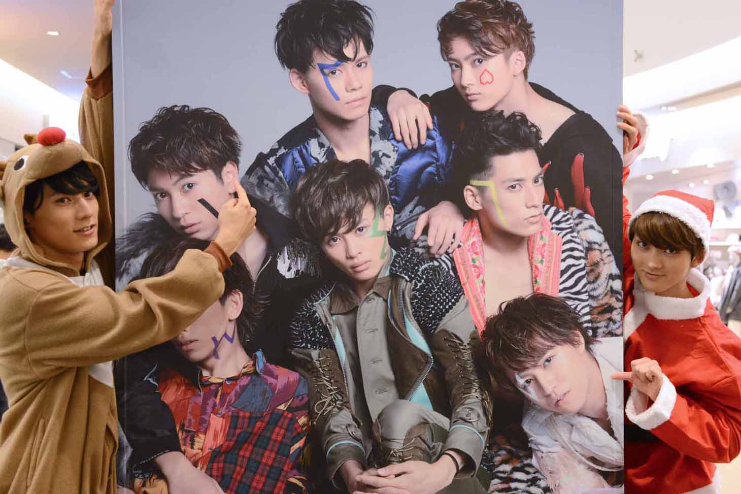 コーイチを指さすユースケと、タカシを指さすユーキ。