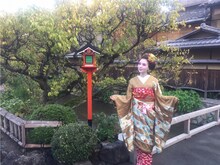 舞妓に変身したMay J.（右）。(c)読売テレビ