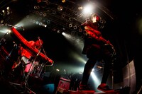 左からmick（Vo, G, Piano）、直人（G, Cho）。（Photo by Junpei Hiyoshi）